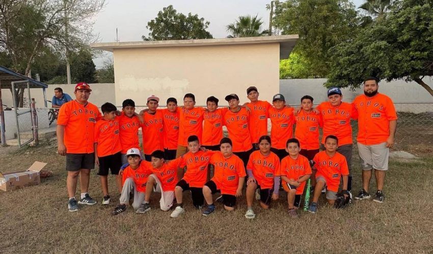 Entrega de camisolas para la Liga Infantil de Béisbol