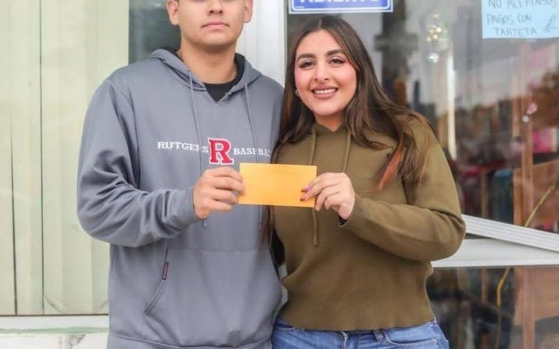 Entrega de apoyo especial al deportista Alberto Porras
