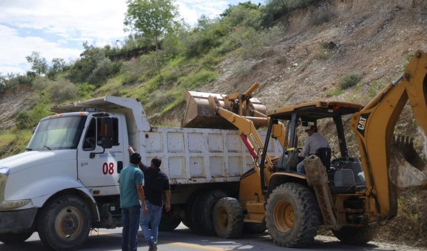 Compromiso con la Seguridad Vial: Retiro de Material en la Carretera Soto la Marina – Victoria