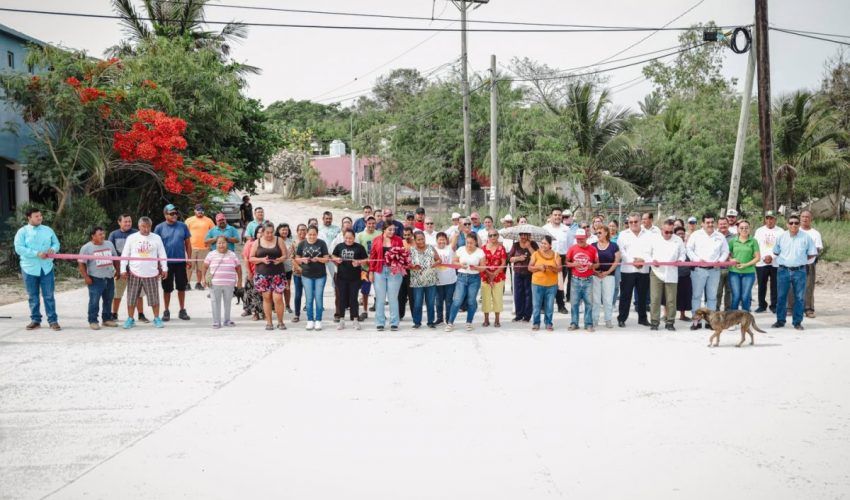 Corte de listón inaugural de la obra de pavimentación con concreto hidráulico en la bajada de la calle Solidaridad