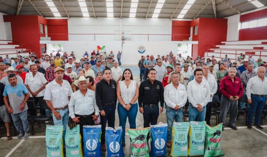 Entrega de semillas de maíz, sorgo y frijol a productoras y productores de Soto la Marina, como parte del Programa S107 de Apoyos a la Producción Primaria